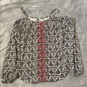 🛍 Loose fitting open shoulder top.